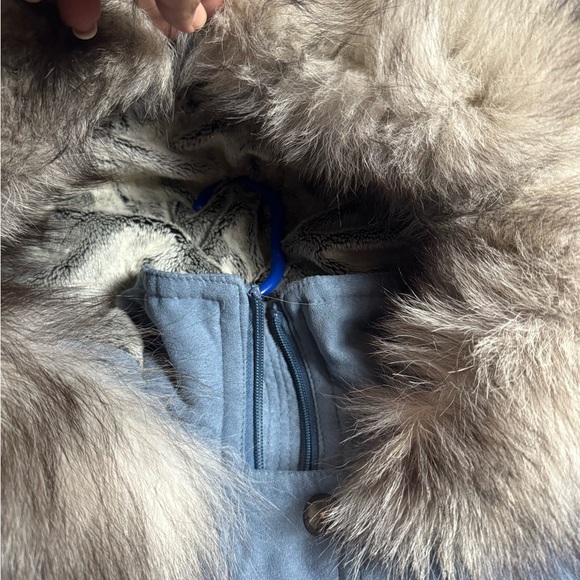 Blue and White Puffer Jacket with Contemporary Style - Picture 9 of 11